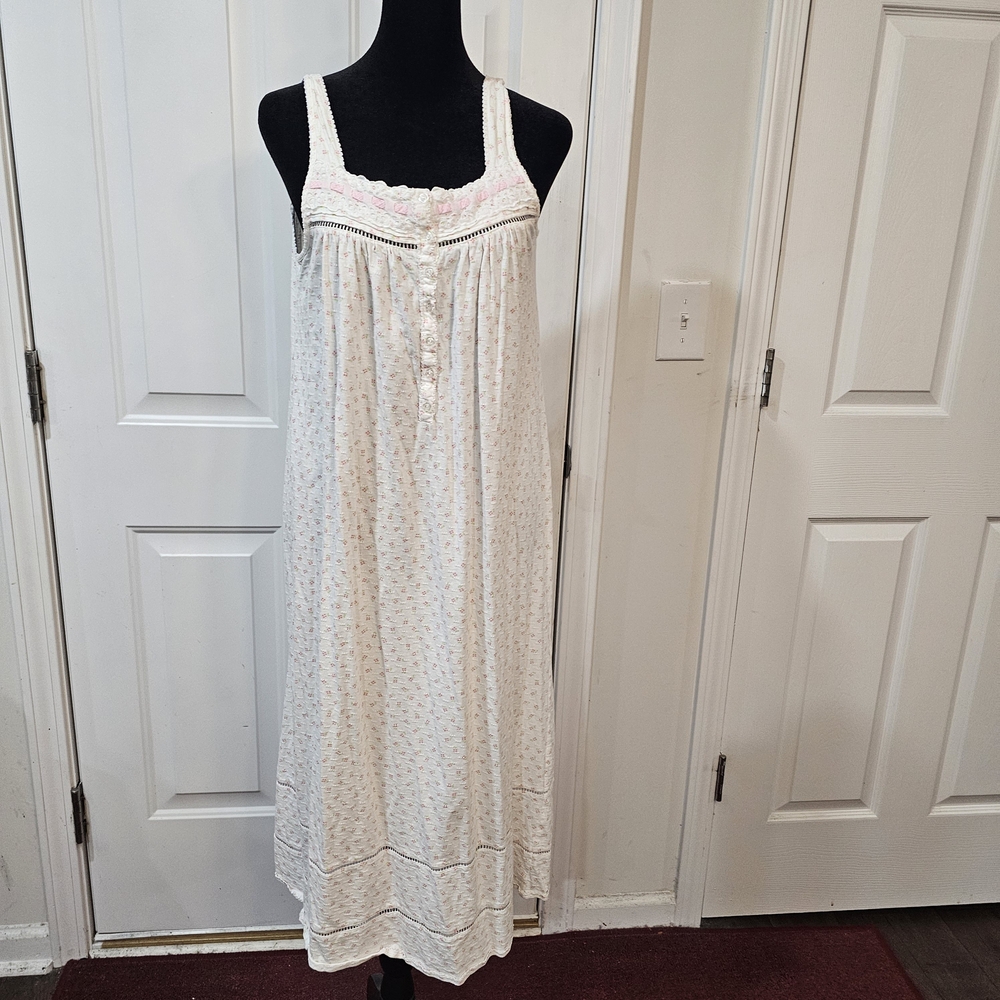 Aria White Eyelet Pointelle Floral with Floral Shaped Buttons Size Small{Bx7} - Picture 2 of 14